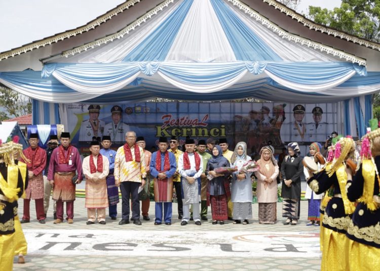 Wakil Gubernur H.Abdullah Sani Menghadiri Festival Danau Kerinci