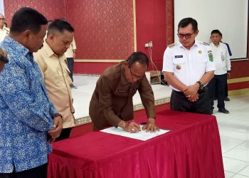 Ketua PWI Prov Jambi ketika Menandatangani Berita Acara Pelantikan