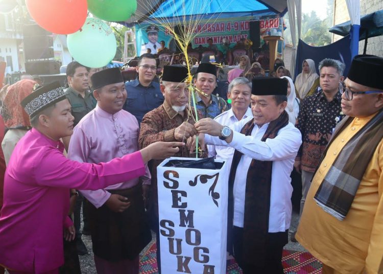 Bupati Dampingi Gubernur Resmikan Pasar 4-9