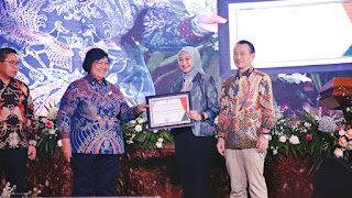 Menteri LHK Siti Nurbaya Bakar kepada Manajer Senior Pertanahan SKK Migas Farida Soejatno dan Vice President Technical & Business Development PetroChina, Yu