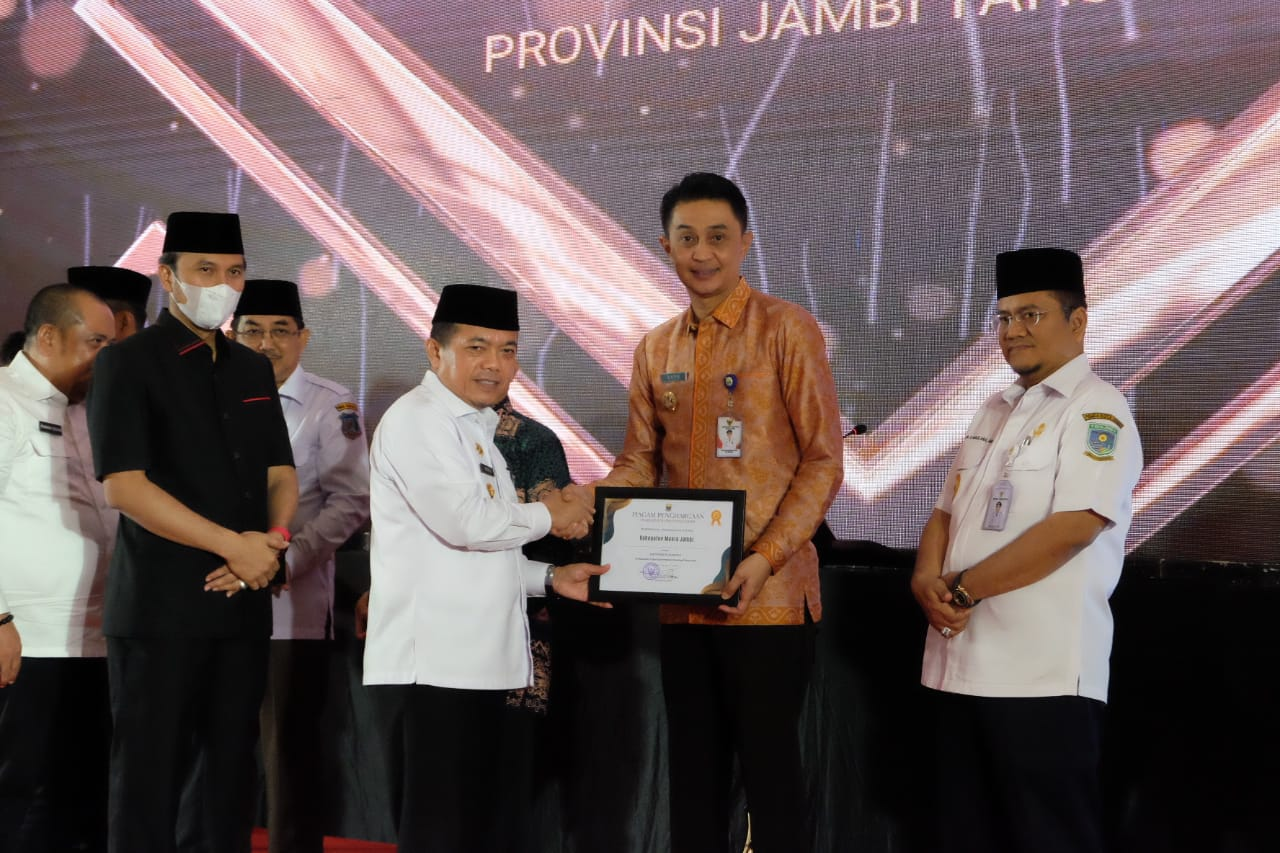 Pj Bupati Muaro Jambi Bachyuni Terima Penghargaan dari Gubernur Jambi