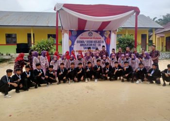 Kepsek Husairi bersama Guru dan Siswa/I Kelas IX SMPN Satap 12 Tanjab Timur foto bersama.