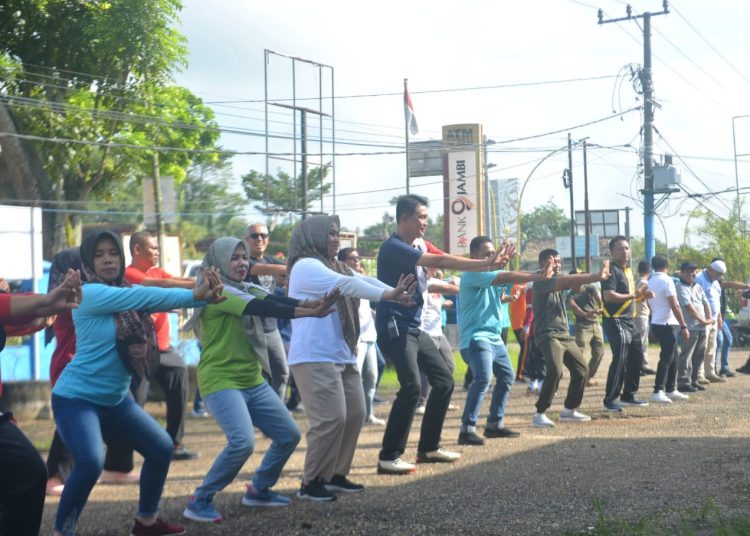Penjabat Bupati Muaro Jambi Senam Sehat Di Lapangan kantor Camat Sekernan