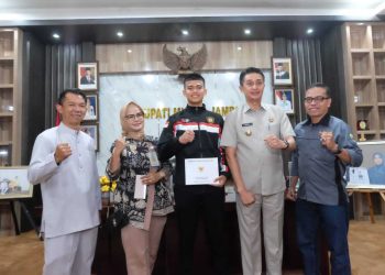 Pj Bupati Bachyuni Lepas Siswa SMA Titian Teras Muaro Jambi Jadi Paskibraka Nasional