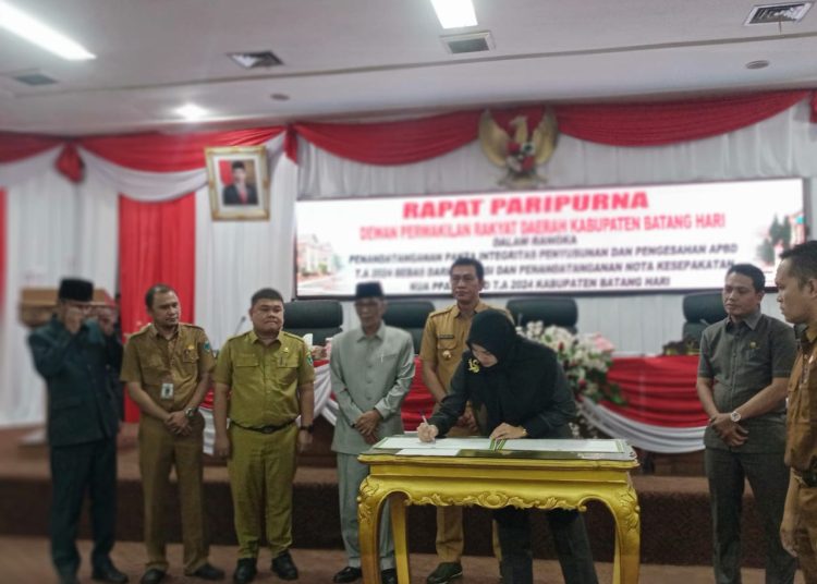 Rapat Paripurna DPRD Batanghari Penandatanganan Fakta Integritas