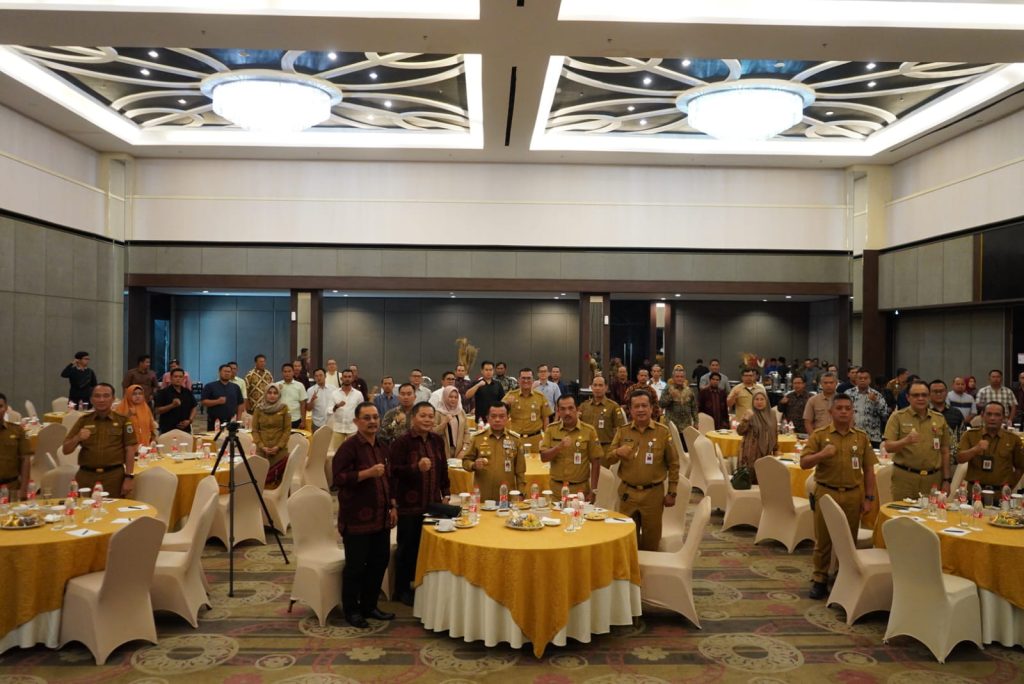 Pengurus GAPKI Provinsi Jambi bersama Gubernur Jambi Al Haris menghadiri acara FGD di Swiss Bell