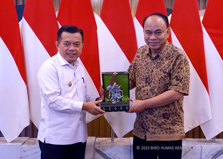 Menkominfo Memberikan Kenang Kenangan