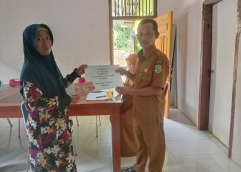 Kades Bukit Tempurung Berikan BLT Dana Desa Tahap III