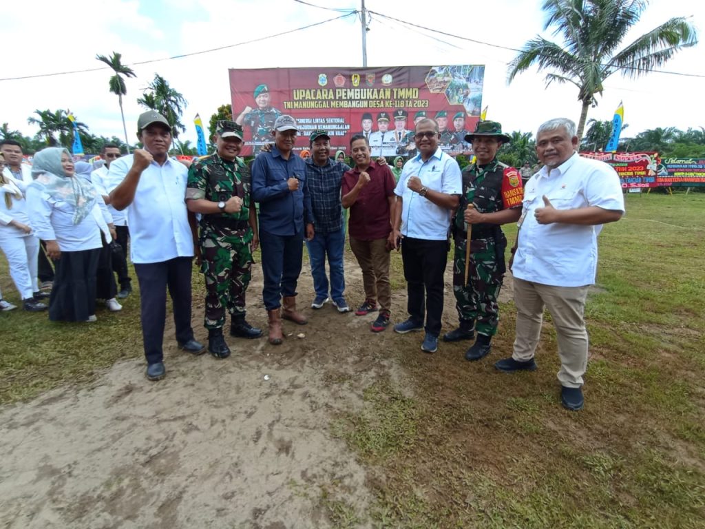 Manager PTPN VI Unit Usaha Lagan berfose dengan Dandim 0419/Tanjung Jabung