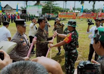 Dandim memberikan peralatan kepada anggota TMMD