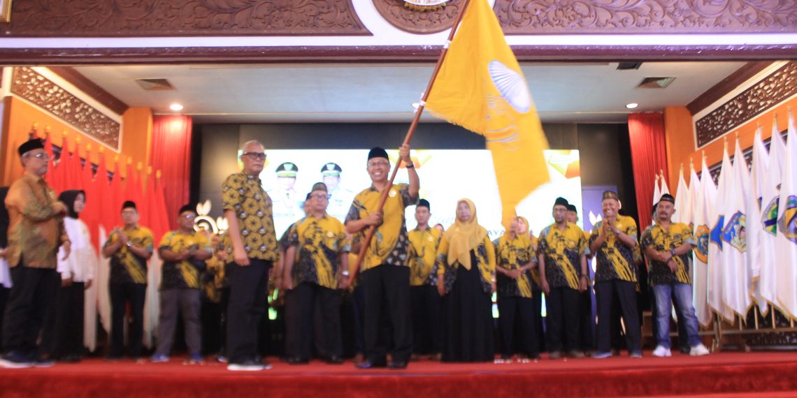 Edi Syam SH, MH mengibarkan Bendera KKK Provinsi Jambi