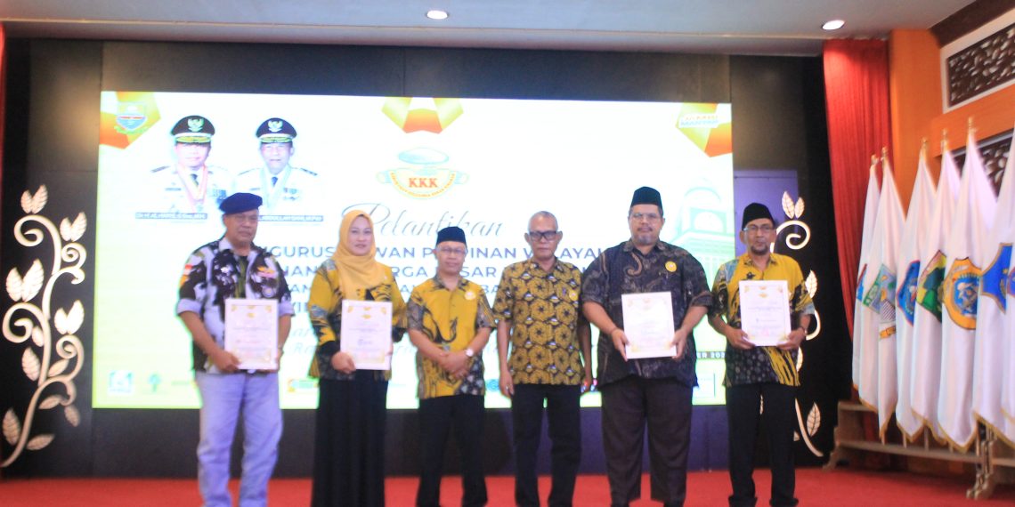 Menerima piagam ucapan terima kasih
