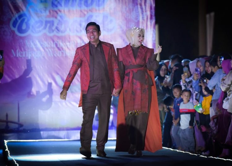 Tampil mempesona, Fadhil dan Istri tampil di event Jambi Berbatik 2023