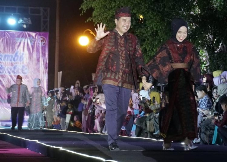 Pj Bupati Merangin Beserta Isteri Tampil Memukau di Acara Jambi Berbatik