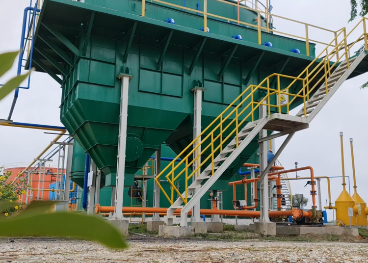 Caption: Instalasi pembangkit tenaga biogas di salah satu pabrik kelapa sawit PT Perkebunan Nusantara V (PTPN V) terus mengakselerasi pemanfaatan energi baru terbarukan melalui pengolahan limba cair sawit atau POME menjadi tenaga biogas yang dikonversi sebagai listrik dan cofiring.