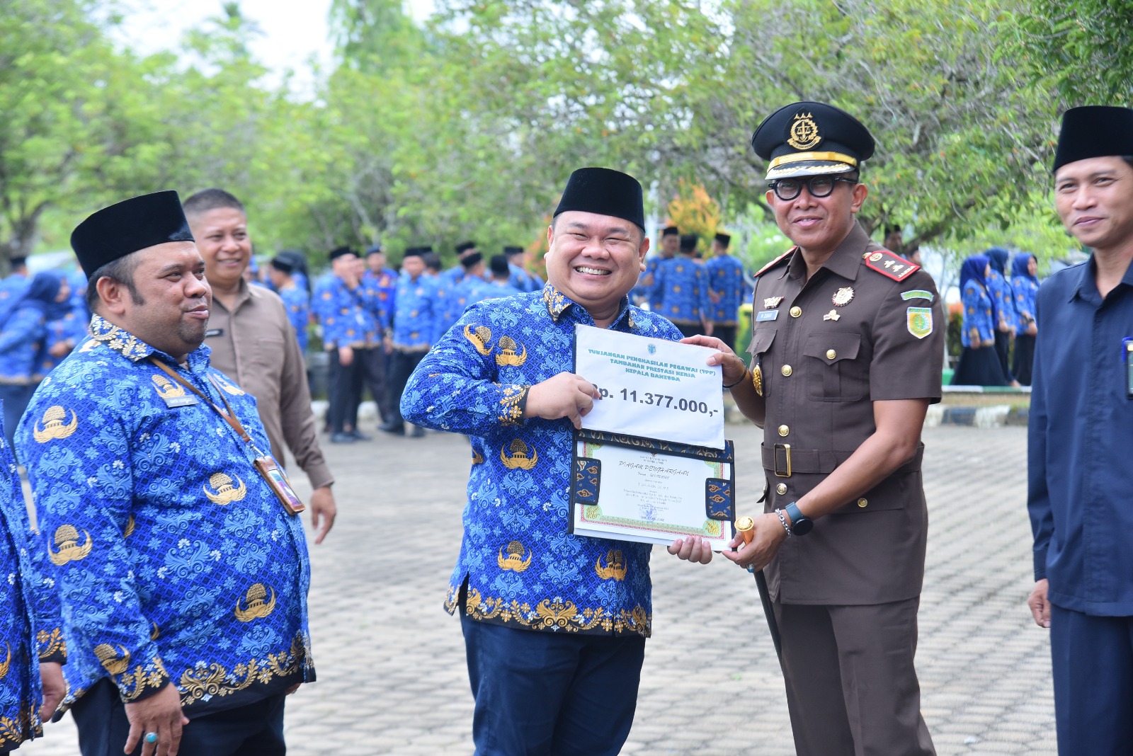 Berfose sejenak dalam rangka menerima penghargaan berprestasi