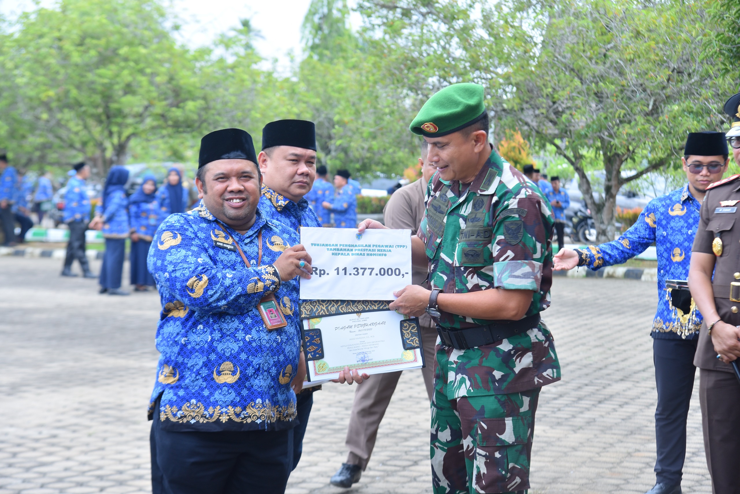 Menerima Penghargaan Berprestasi