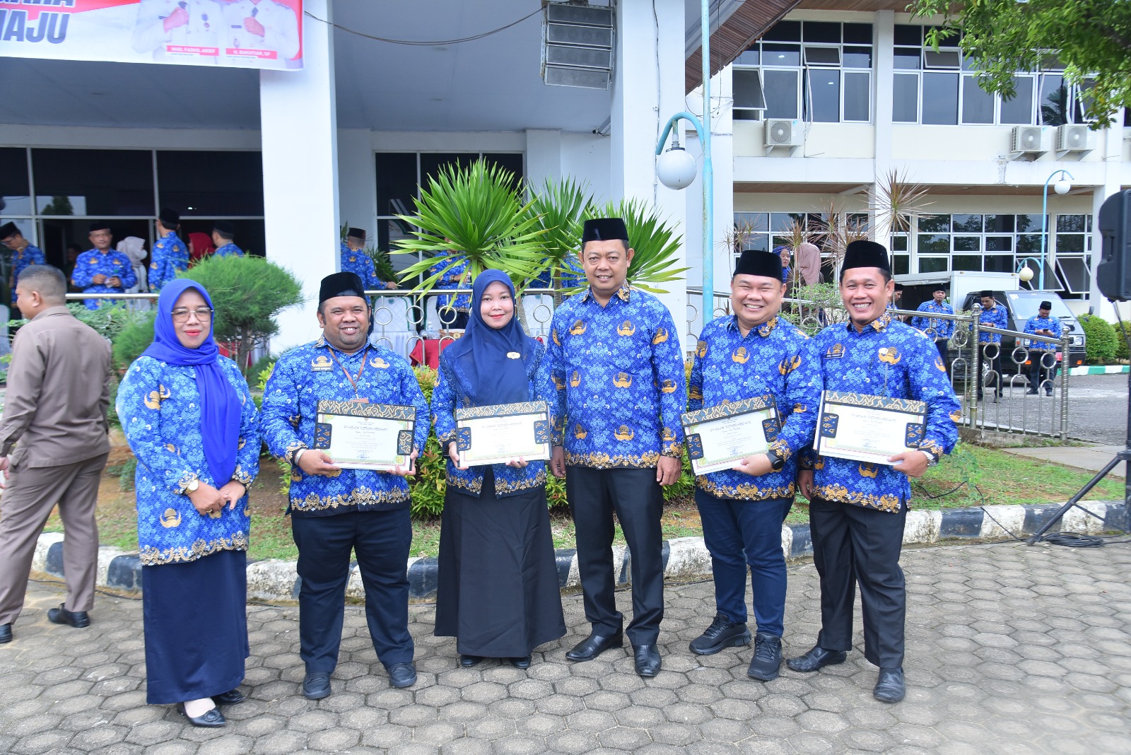 Terima Penghargaan Berprestasi