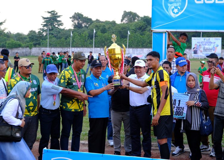 Wagub Jambi Menyerahkan Piala kepada Pj.Bupati Merangin