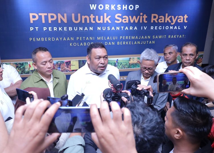 Dirjenbun Kementan RI Andi Nur Alam Syah didampingi Dirut PTPN III (Persero) Mohammad Abdul Ghani saat menghadiri Workshop Petani Mitra PTPN di Aston Hotel Pontianak (25/01). Menurutnya keberhasilan PSR dan kemitraan PTPN di Riau dapat ditularkan ke provinsi lain sehingga target 60 ribu Ha peremajaan sawit rakyat tahun 2026 dapat terealisasi