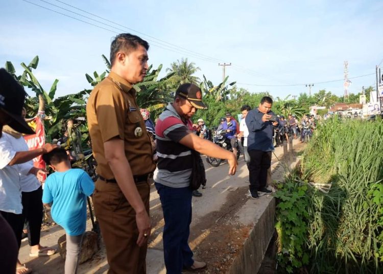 Pj.Bupati Muaro Jambi Meninjau Pembangunan Jembatan Penghubung Desa Kasang dan Desa Pudak