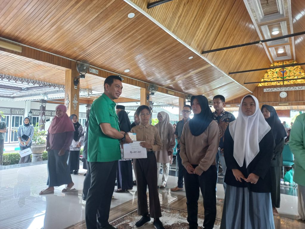 Bupati Fadhil Arief Serahkan Beasiswa Beberapa Kecamatan