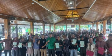 Bupati Fadhil Arief Serahkan Beasiswa Beberapa Kecamatan