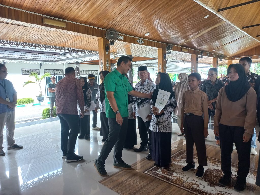 Bupati Fadhil Arief Serahkan Beasiswa Beberapa Kecamatan