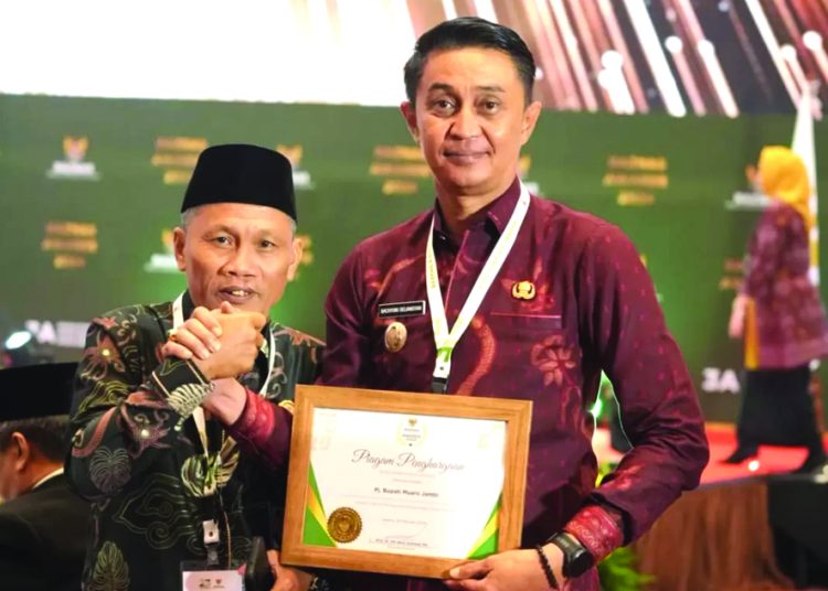 Pj Bupati Muaro Jambi Terima Penghargaan Baznas Award 2024