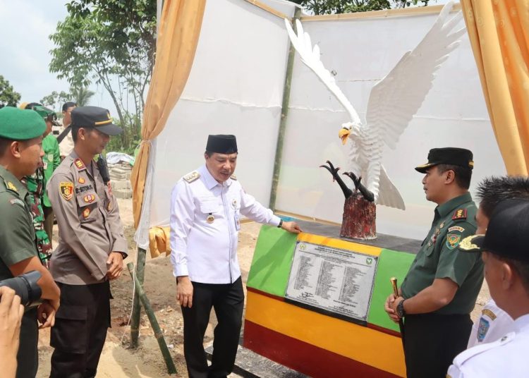 Pj Bupati Resmikan Tugu Garuda Putih di Desa Salam Buku