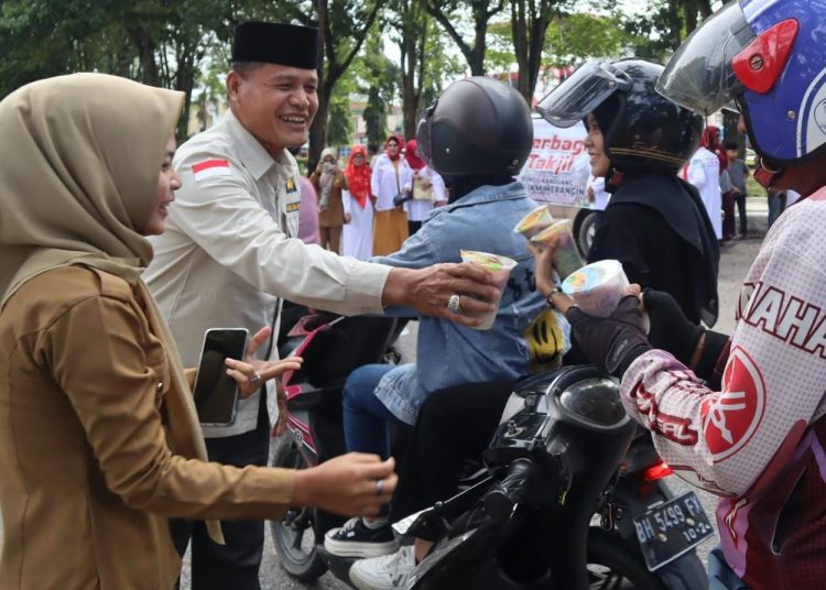 Dinas Kominfo Merangin Bagi Bagi Takzil