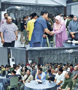 Bupati Batanghari bersalam salaman bersama wartawan