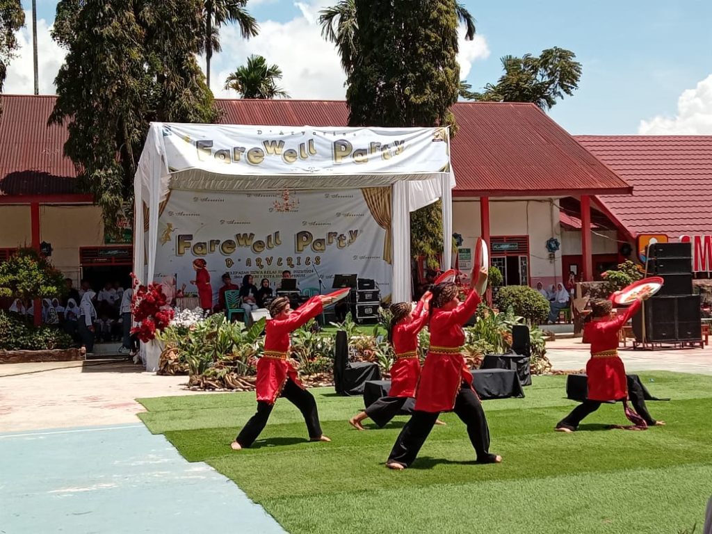 Tarian yang dipersembahkan