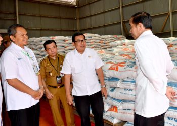 Gubernur dan Presidan Jokowi Gudang Bulog