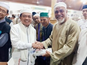 Imam Masjid Al Ikhlas berfose sejenak dengan Gubernur Jambi