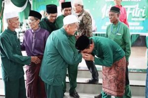 Bupati dan Wabup Bersalam salaman dengan Pengurus Lembaga Adat