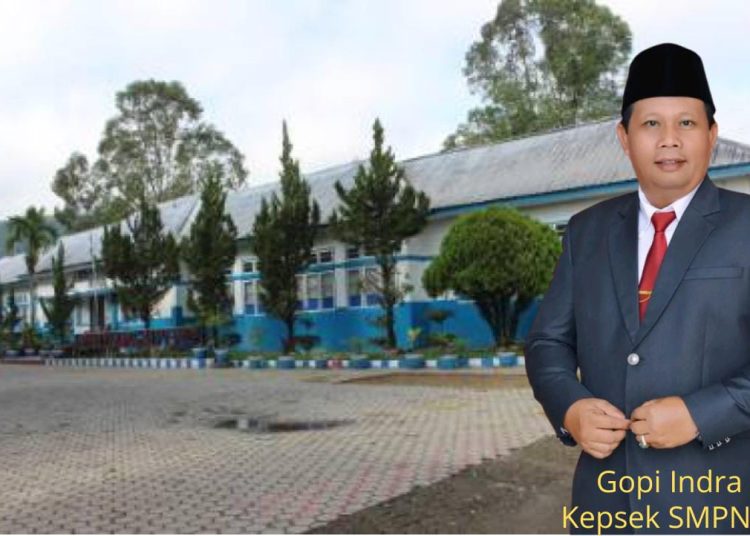 Kepala Sekolah SMP Negeri 1 sungai penuh.