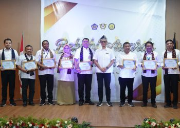 Romi Harianto mendapatkan penghargaan Bea Cukai Award