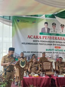 Bupati Batanghari Menyerahkan Penghargaan kepada Lembaga Petani Tahun 2024