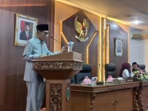 DPRD berhak mendapatkan laporan dan melakukan pembahasan  terhadap hasil laporan