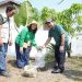 , Ikatan Istri Pejabat (IIP) BUMN di Jakarta dan Istri Karyawan BUMN Indonesia (IKBI) PT Perkebunan Nusantara (PTPN IV) Regional 4 Jambi melakukan edukasi pilah sampah dan pemasangan biopori