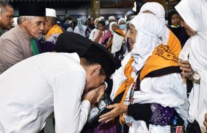 Dengan haru suka cita Keluarga dan handai taulan menyambut Jama’ah Haji yang telah menunaikan rukun Islam yang ke lima serta selamat sampai kembali di Kabupaten Batang Hari
