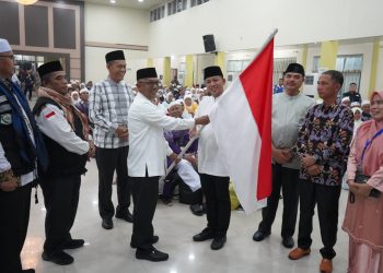 Gubernur Jambi yang diwakili Asisten III Bidang Administrasi Umum Jancik Mohza S.Pd mendo’akan jemaah haji Provinsi Jambi mendapatkan predikat haji yang mabrur dan mabrurah