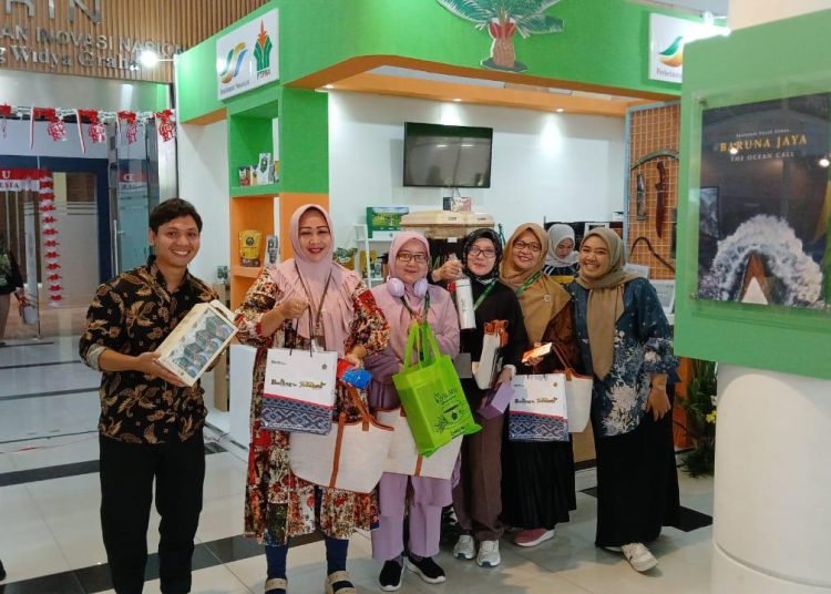 Teh legendaris Indonesia merek Teh Kayu Aro produksi PT Perkebunan Nusantara (PTPN) IV Regional 4 Jambi, menjadi idola dan pusat perhatian pengunjung Indonesia Palm Oil Research and Innovation Conference and Expo (IPORICE)