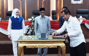 Rapat paripurna tersebut dipimpin langsung oleh Ketua DPRD Kabupaten Batang Hari, Anita Yasmin dan didampingi oleh Wakil Bupati Batang Hari, H.Bakhtiar, SP.