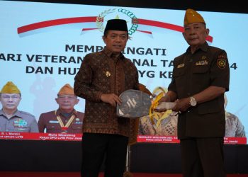 Gubernur Al Haris menyerahkan mobil operasional kepada pengurus Veteran Jambi sebagai bentuk dukungan kepada para perjuangan