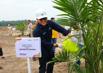 Direktur Utama PTPN IV PalmCo Jatmiko Santosa saat melakukan tanam perdana sawit mitra Koperasi Produsen Gading Jaya Makmur seluas 172,25 hektare di Kabupaten Kampar, Riau. PalmCo optimis target PSR seluas 60.000 hektare tercapai menyusul sambutan positif kalangan petani peserta PSR dari berbagai wilayah Indonesia.