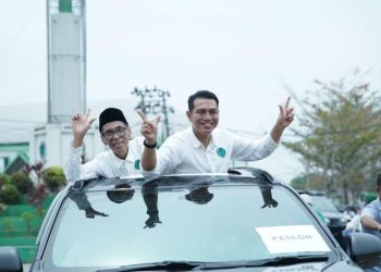 Ratusan masyarakat simpatisan bakal pasangan calon Bupati dan Wakil Bupati Kabupaten Batang Hari mengantarkan pasangan Muhammad Fadhil Arief dan Bakhtiar mendaftarkan diri