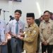 Gubernur Jambi Al Haris menyerahkan bantuan Dumisake pendidikan berupa peralatan sekolah dan biaya SPP kepada 1.259 siswa