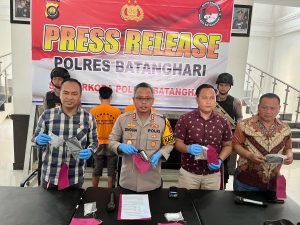 Dari tangan kedua tersangka, polisi berhasil menyita sejumlah barang bukti 7 paket Narkoba jenis sabu siap edar dan satu buah senjata api rakitan 